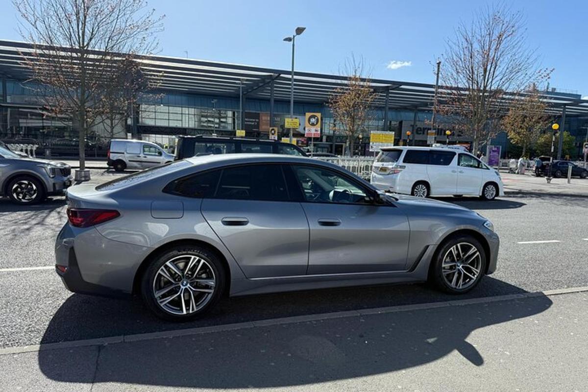 ein silbernes Auto auf einem Parkplatz geparkt