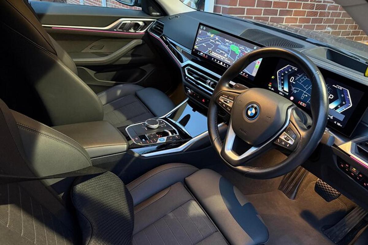 ein Blick auf das Armaturenbrett eines BMW-Autos