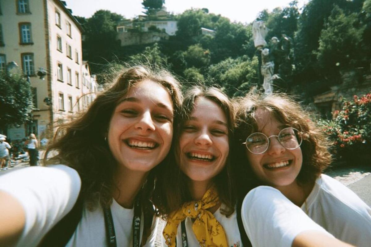 tre ragazze posano insieme per una foto