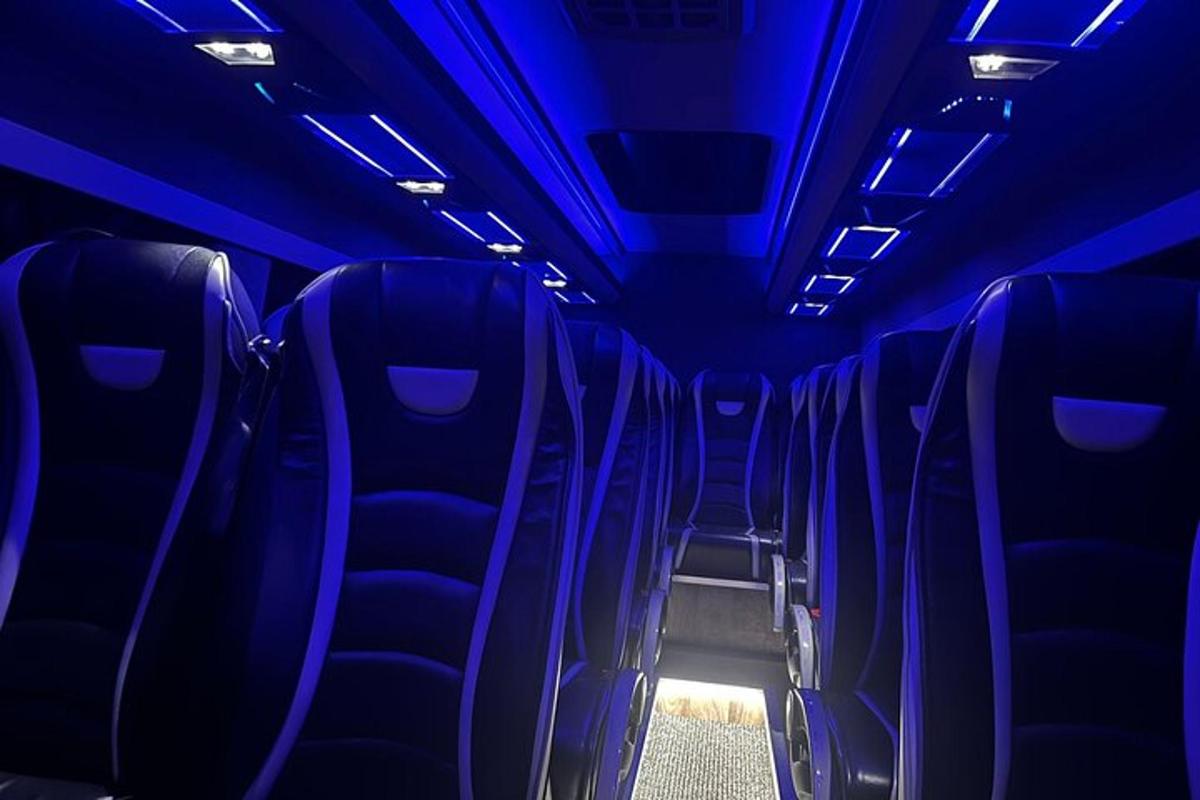 ein leerer Bus mit blauen Lichtern auf den Sitzen