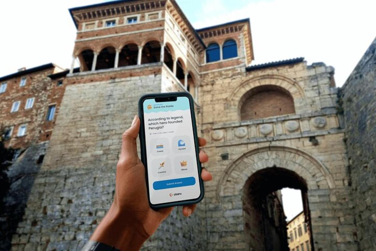 una persona sosteniendo un teléfono celular frente a un edificio