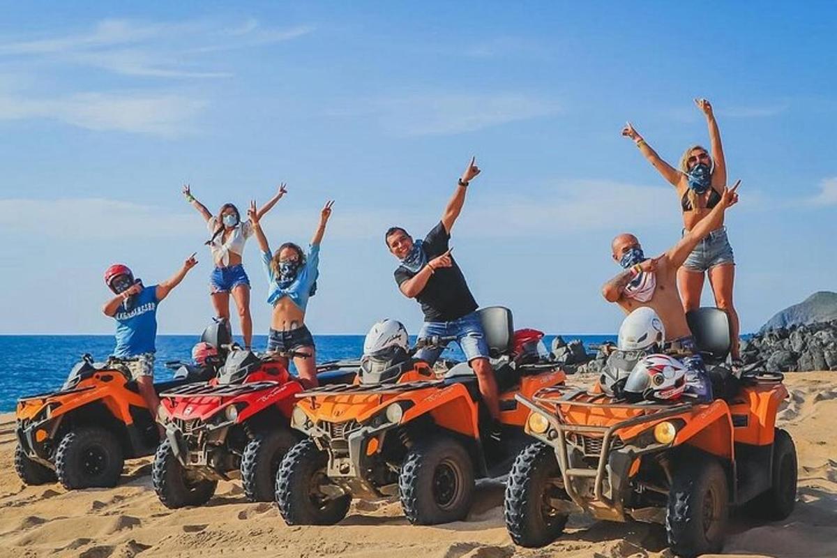 Μια ομάδα ανθρώπων σε ATV στην παραλία