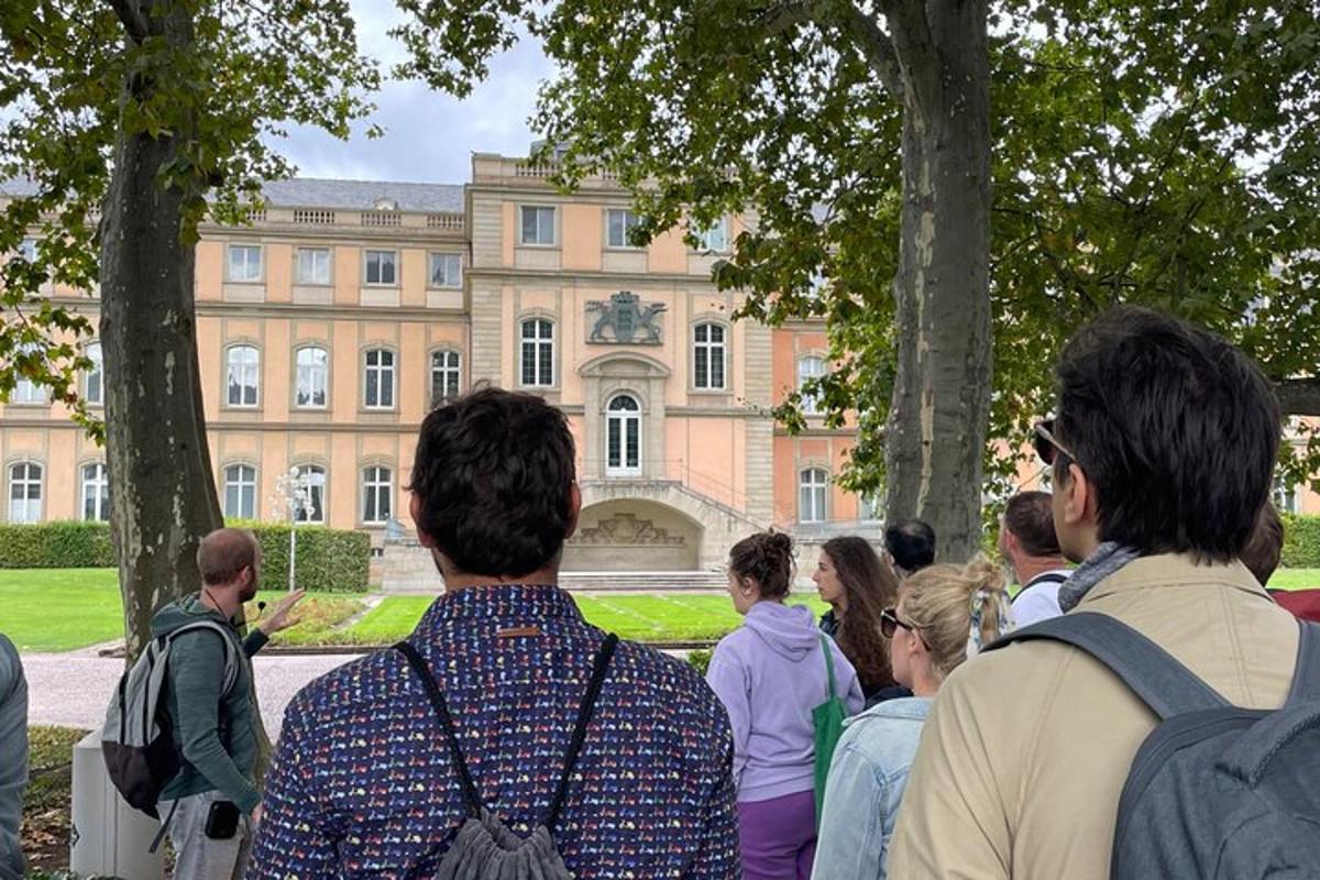 skupina lidí stojících před budovou