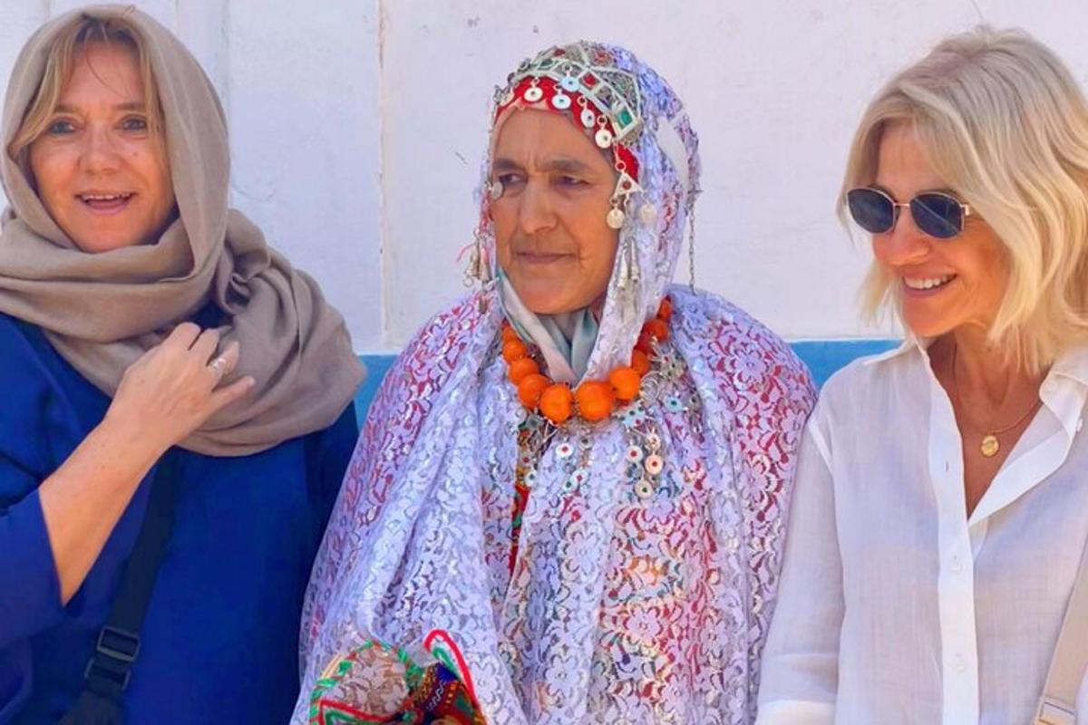 tres dones estan dretes una al costat de l'altra