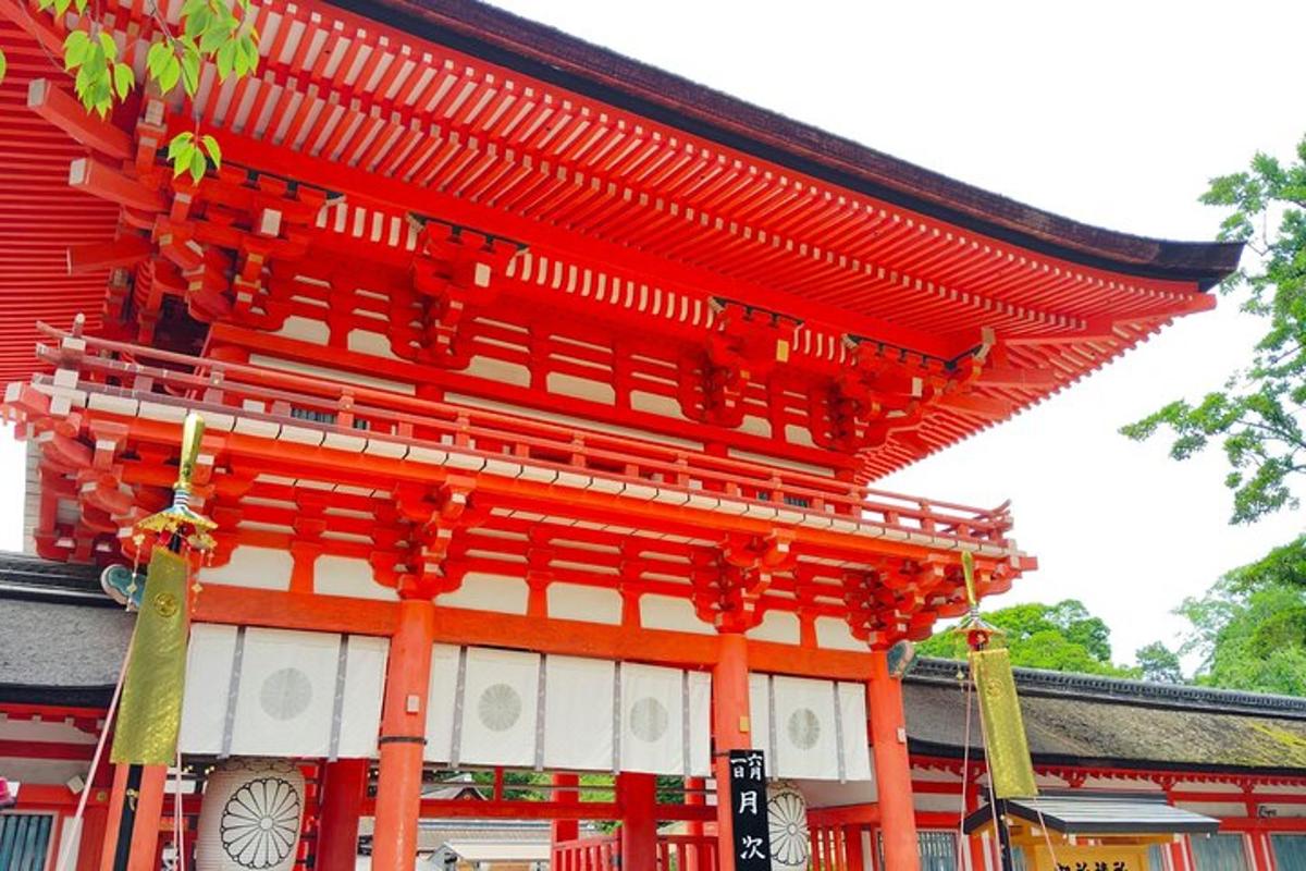 un edificio rosso e bianco con un orologio sopra