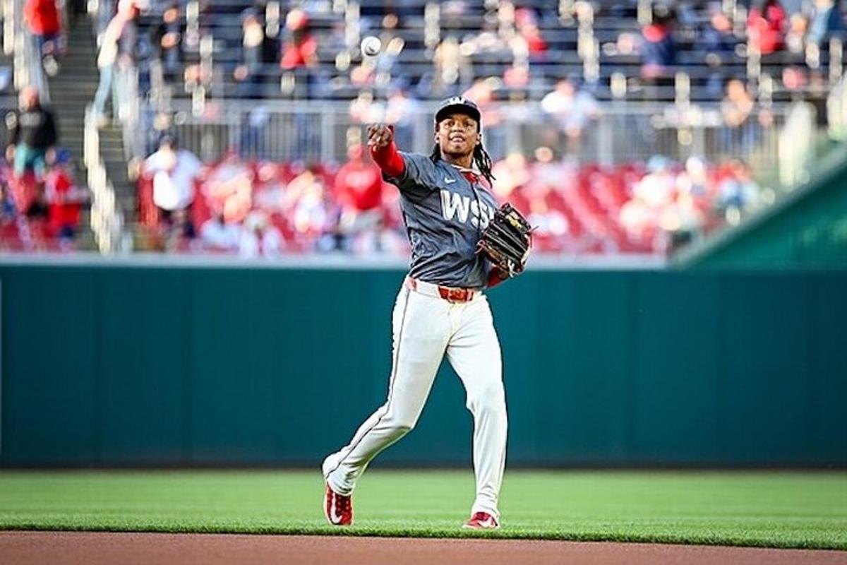 un jugador de beisbol llançant una pilota a un camp