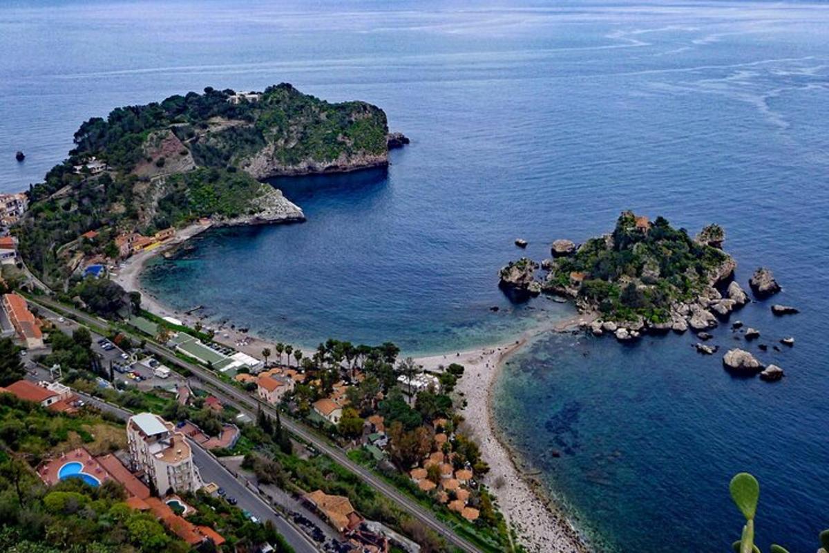 o vedere aeriană a unei mici insule din ocean
