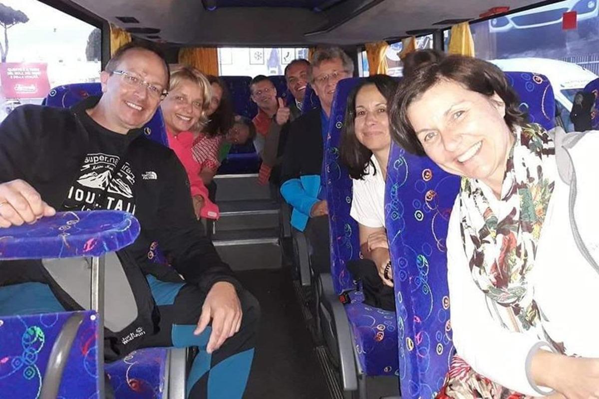 grupa ludzi siedząca w autobusie