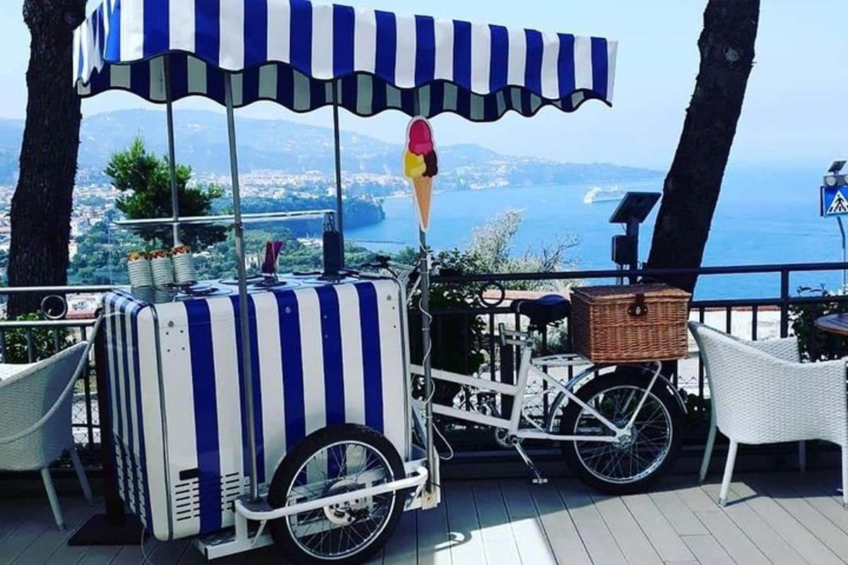 egy napernyővel ellátott teraszon leparkolt kerékpár