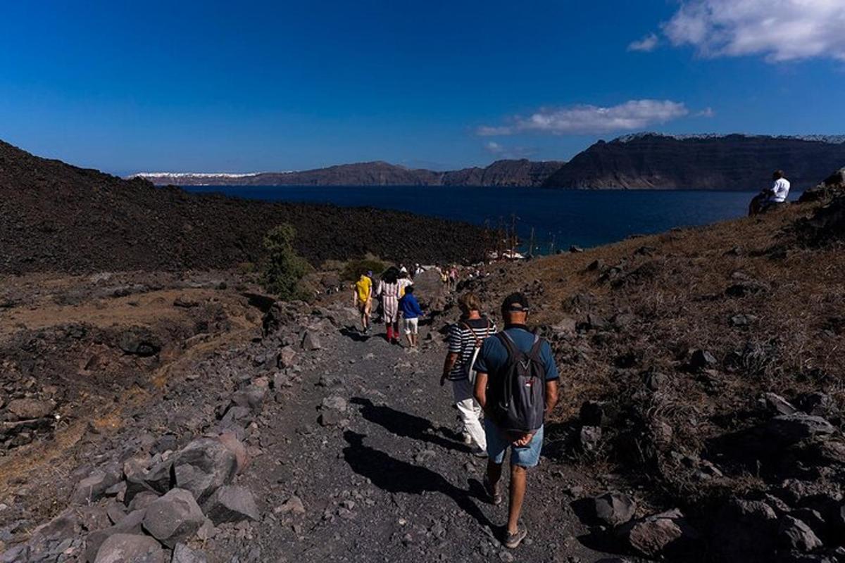 en gruppe mennesker som går nedover en steinete sti