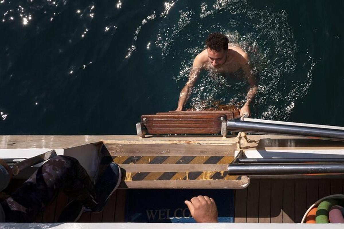 ένας άντρας στο νερό σε μια βάρκα