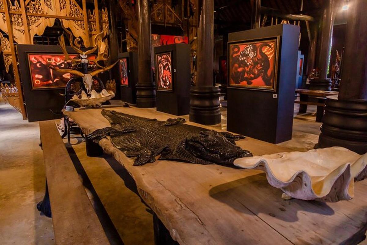 un grand alligator sur une table dans un musée