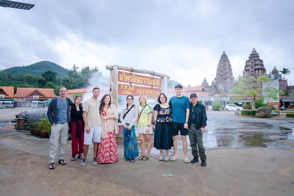 un groupe de personnes posant pour une photo devant un temple