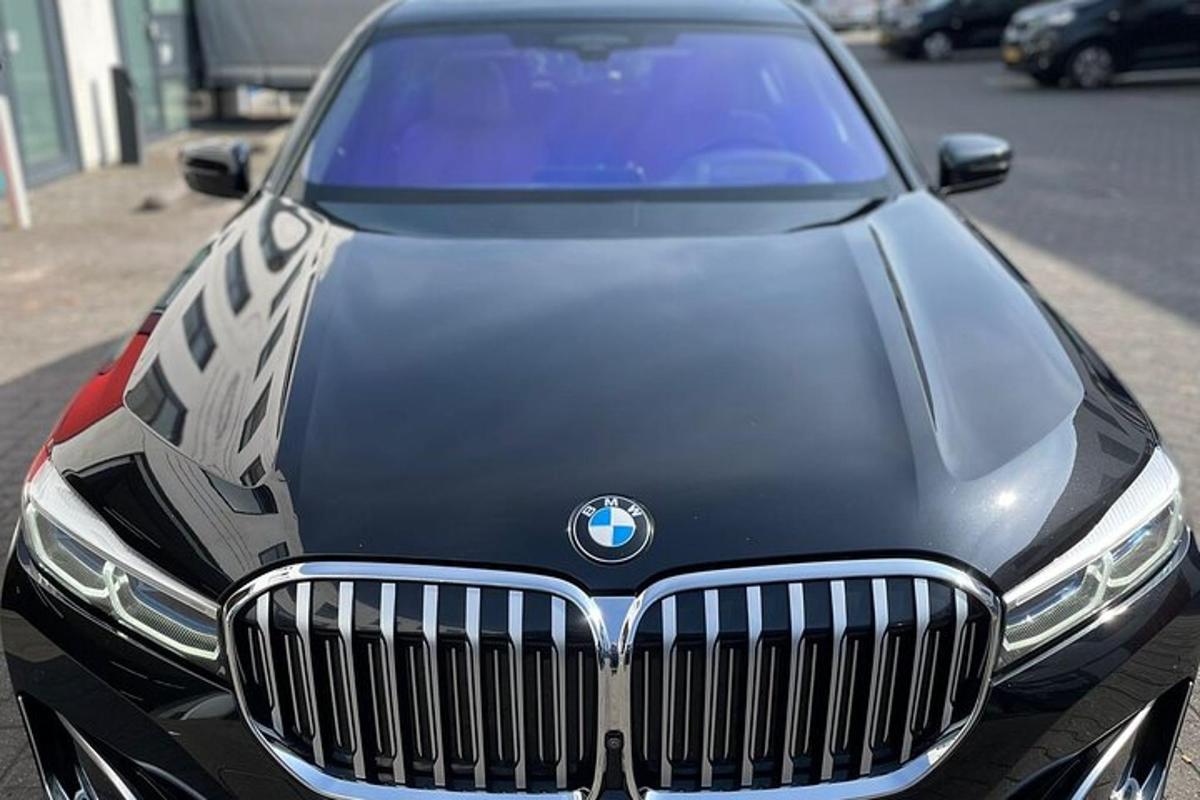 BMW automašīna novietota stāvvietā