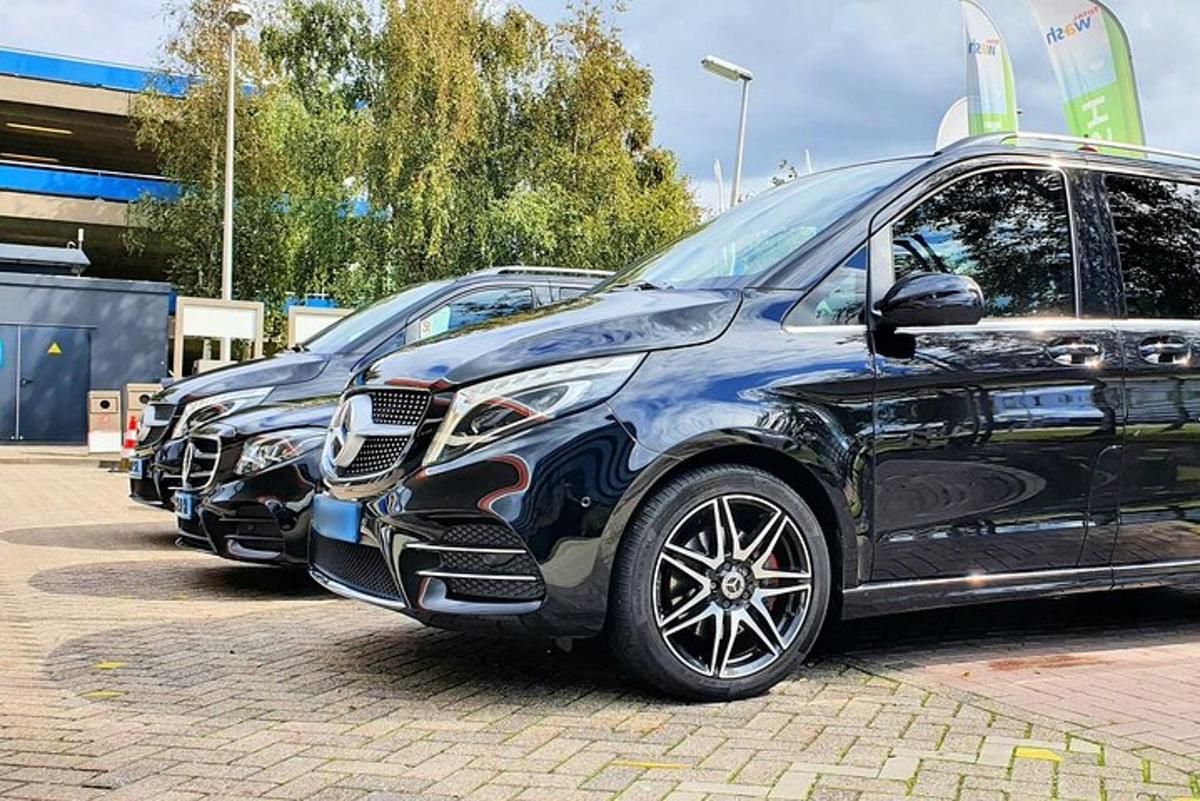 automašīnu rinda, kas novietota stāvvietā