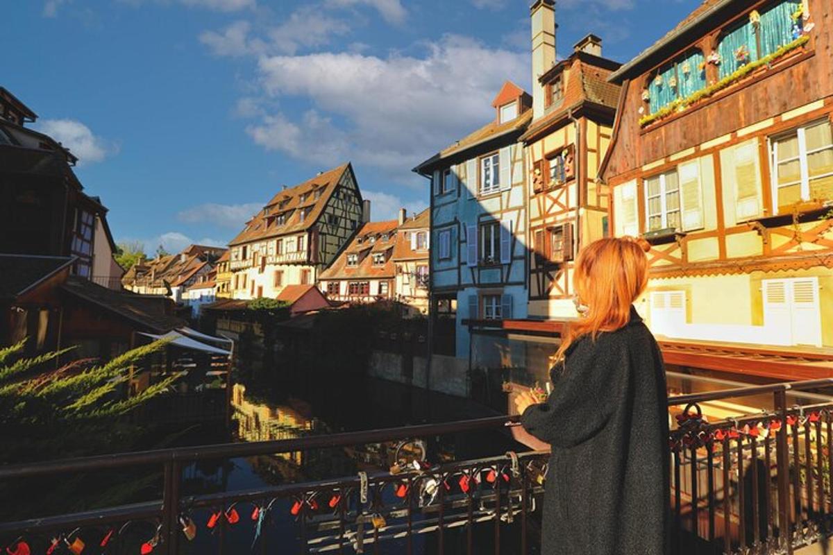 žena stojící na balkóně s výhledem na město