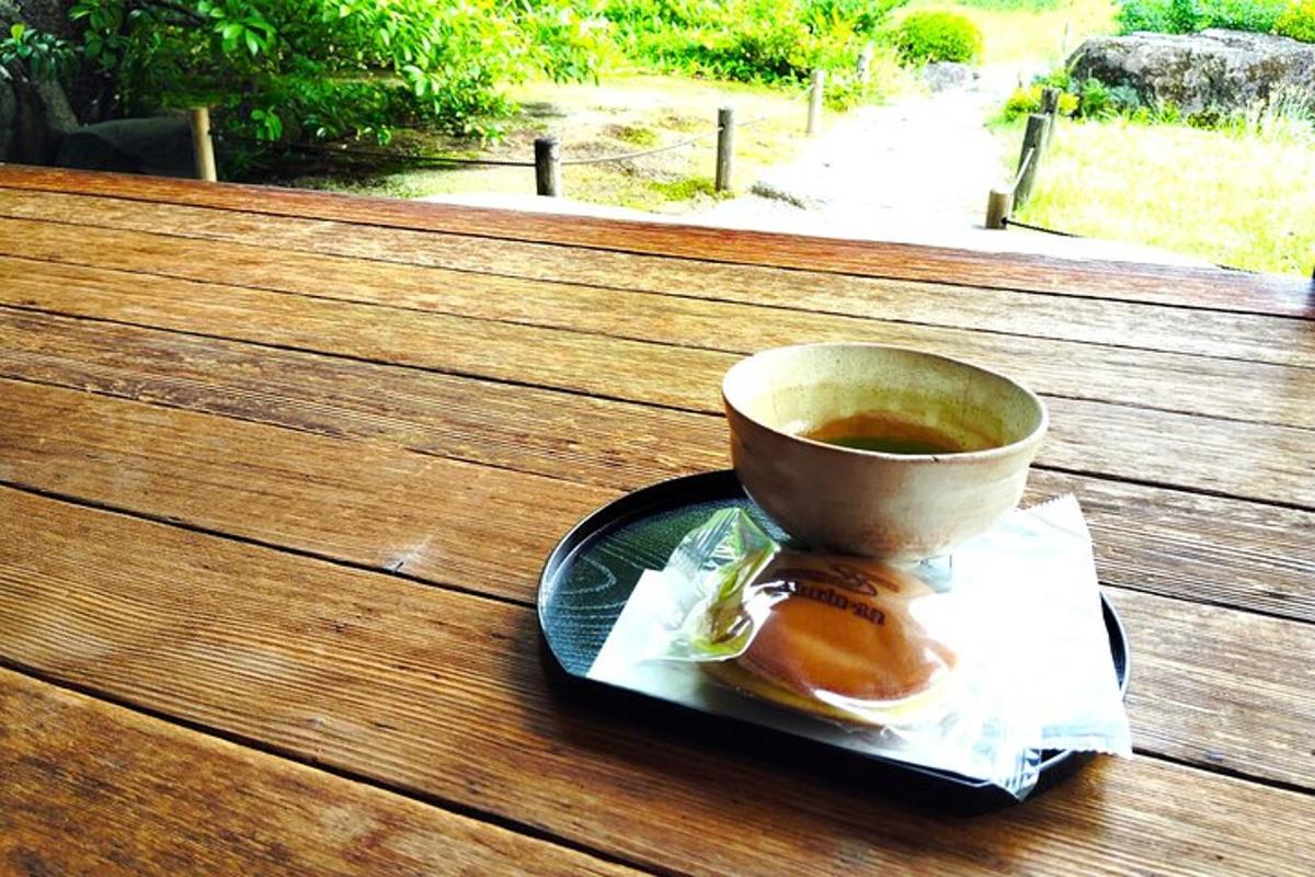 テーブルの上の皿の上のコーヒーカップ