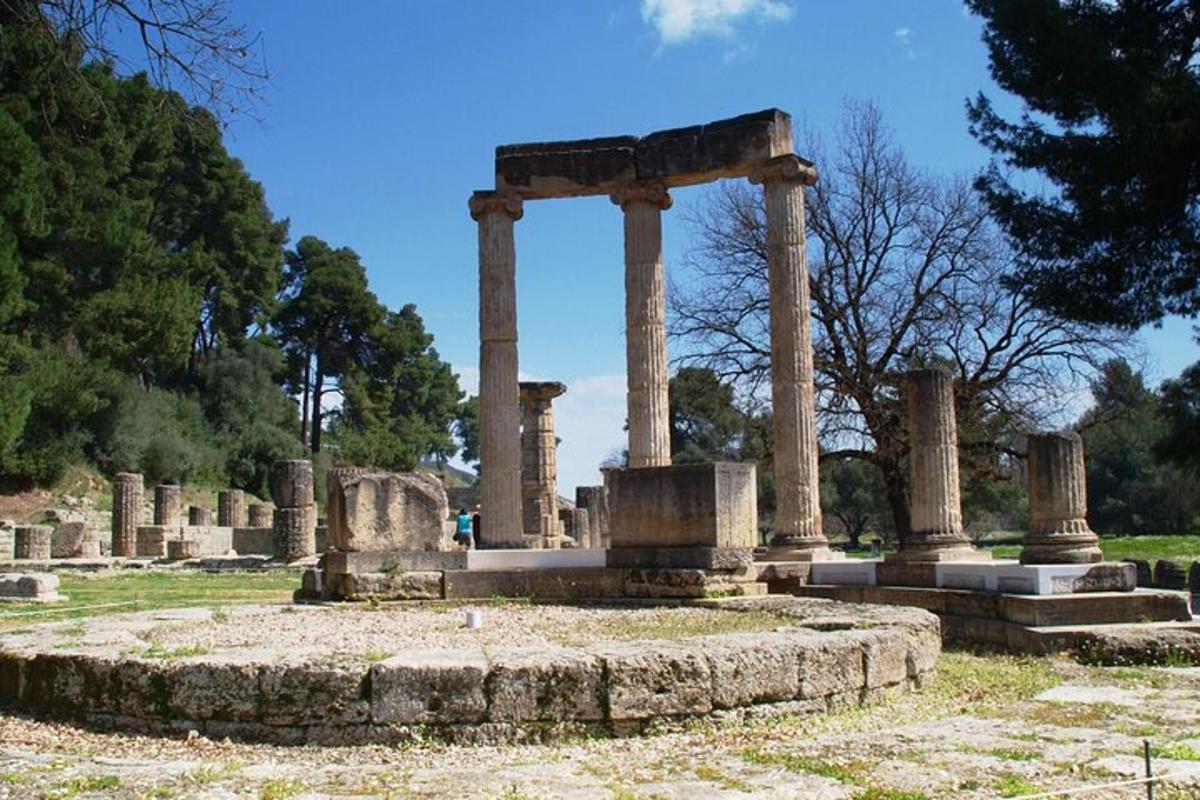 Ένας αρχαίος ναός με κίονες σε ένα πάρκο