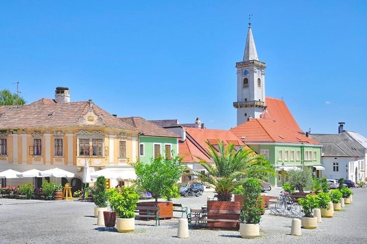 eine Stadt mit einer Kirche mit einem Glockenturm