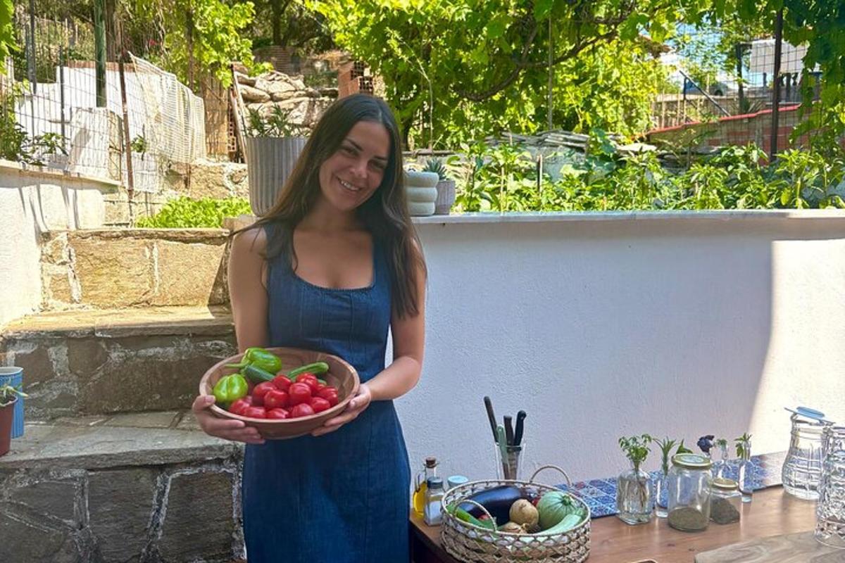 žena drží misku s ovocem a zeleninou