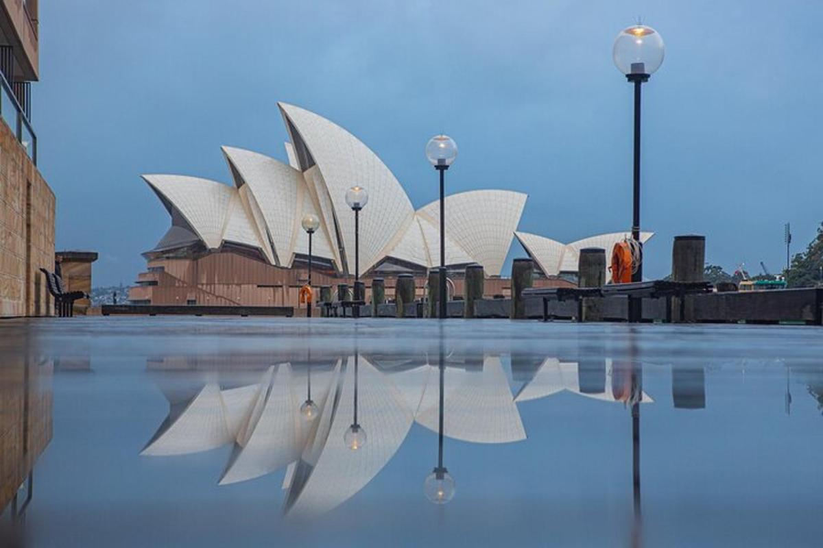 Pohled na operu v Sydney s jejím odrazem ve vodě