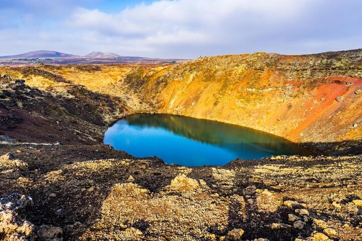 Un pequeño charco de agua en un cráter en el desierto.