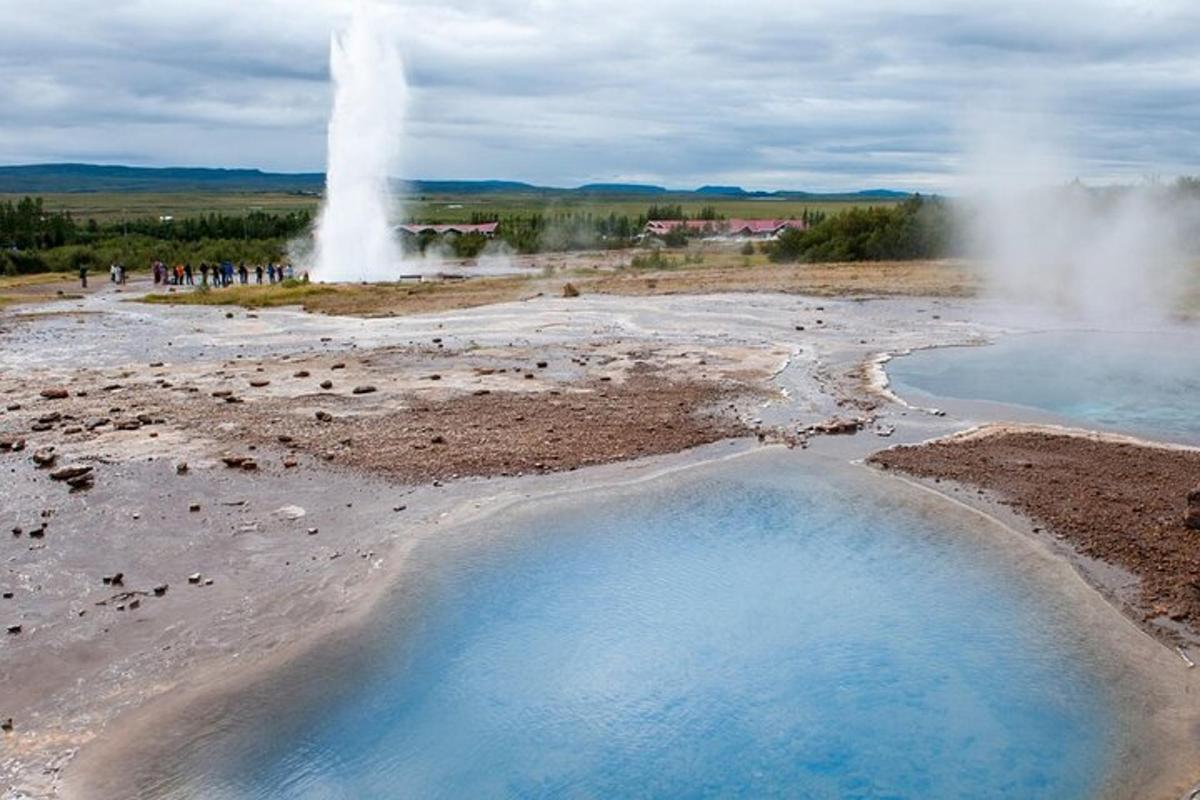 Una vista de un géiser y un estanque de agua.