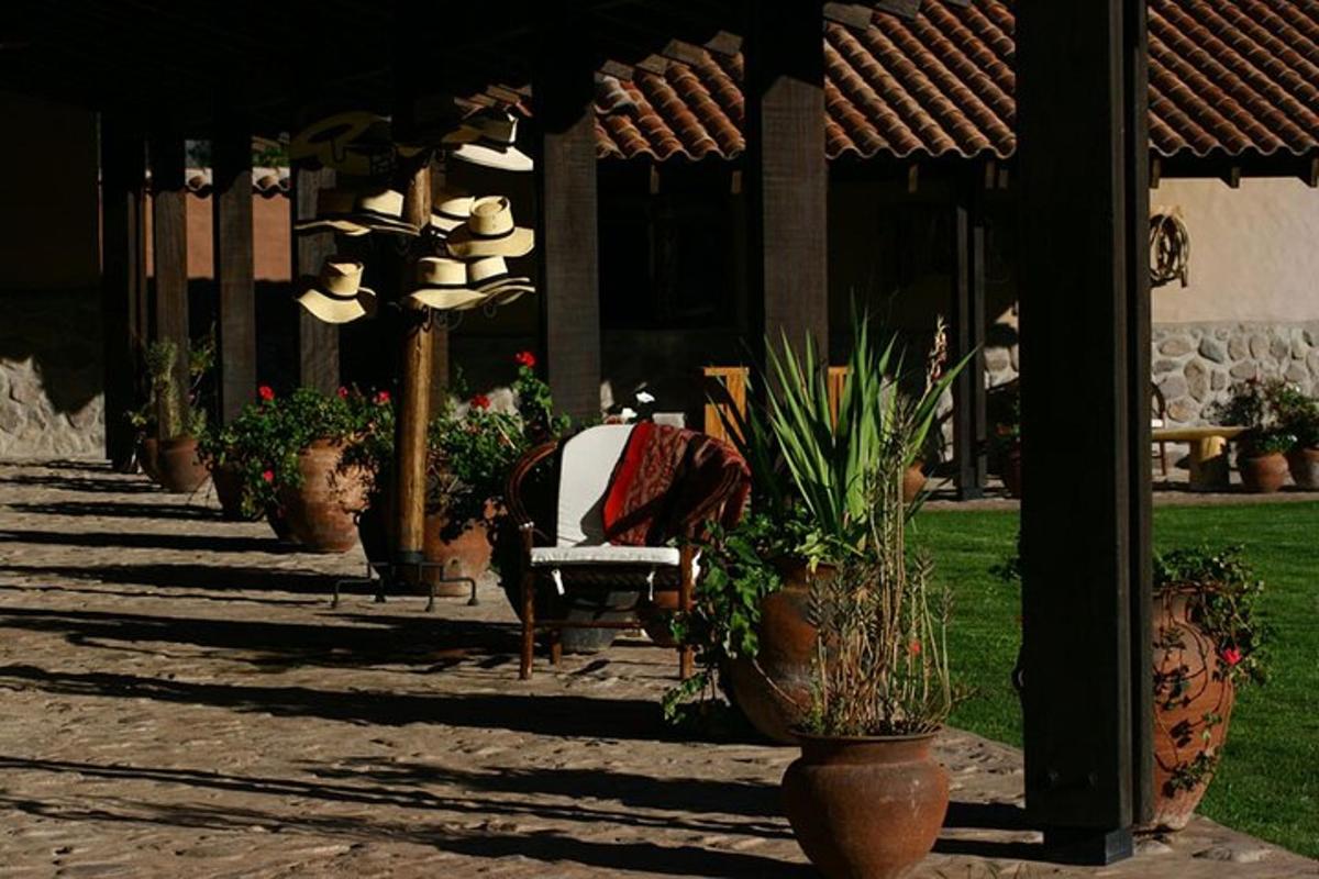 un portico con una sedia e piante in vaso
