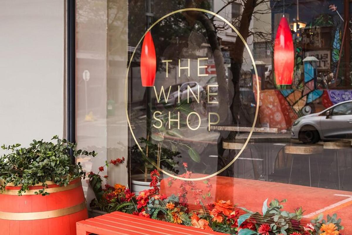 una vetrina con un cartello che dice enoteca
