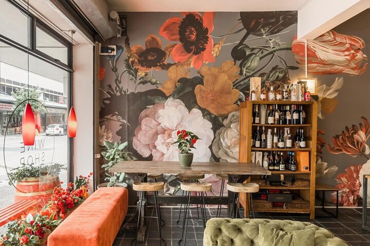 una sala da pranzo con un murale floreale sulla parete