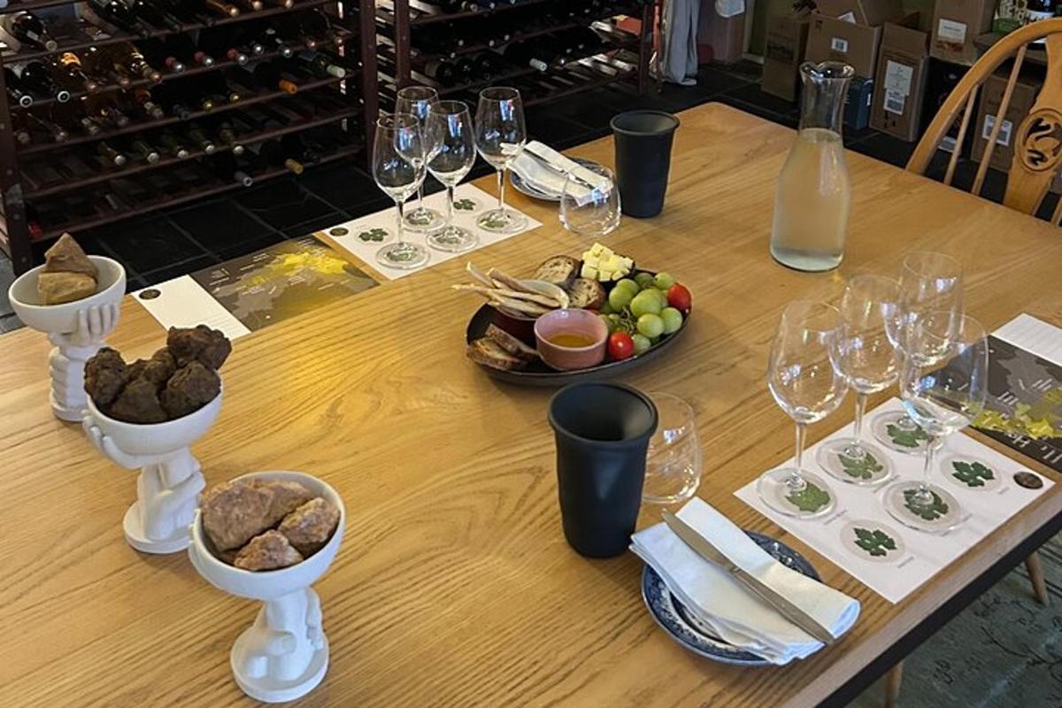 un tavolo con bicchieri di vino e un piatto di cibo