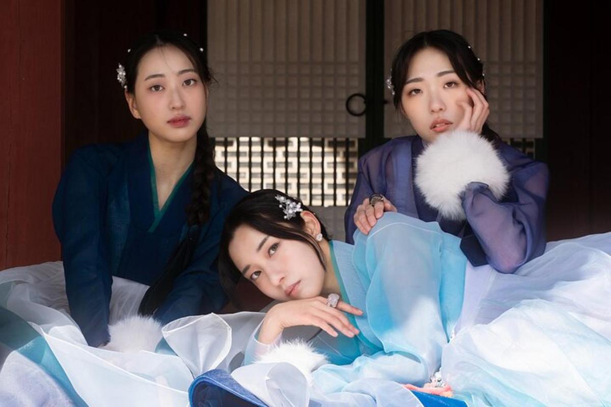 un gruppo di tre donne sdraiate su un letto
