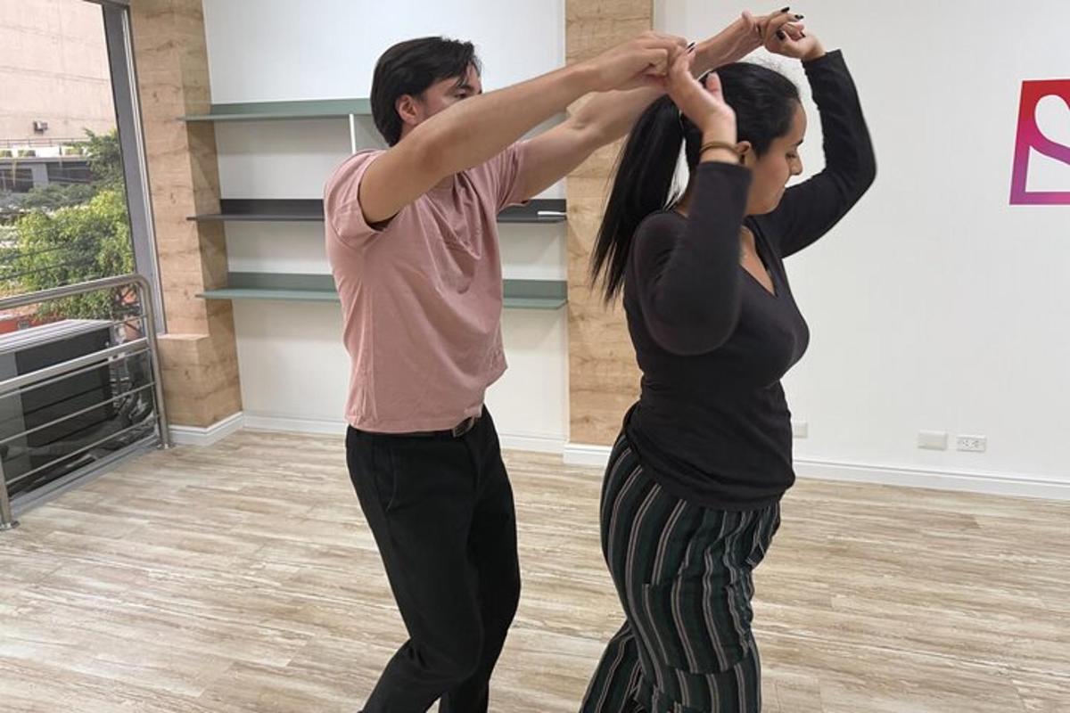 ダンス教室にいる男性と女性