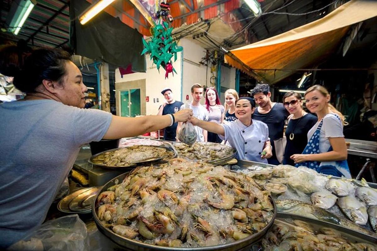 seorang lelaki berdiri di hadapan bufet makanan
