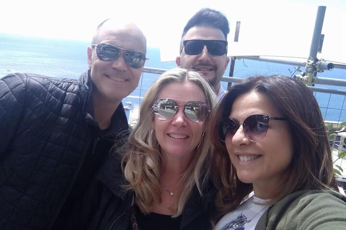 um grupo de três pessoas posando para uma foto