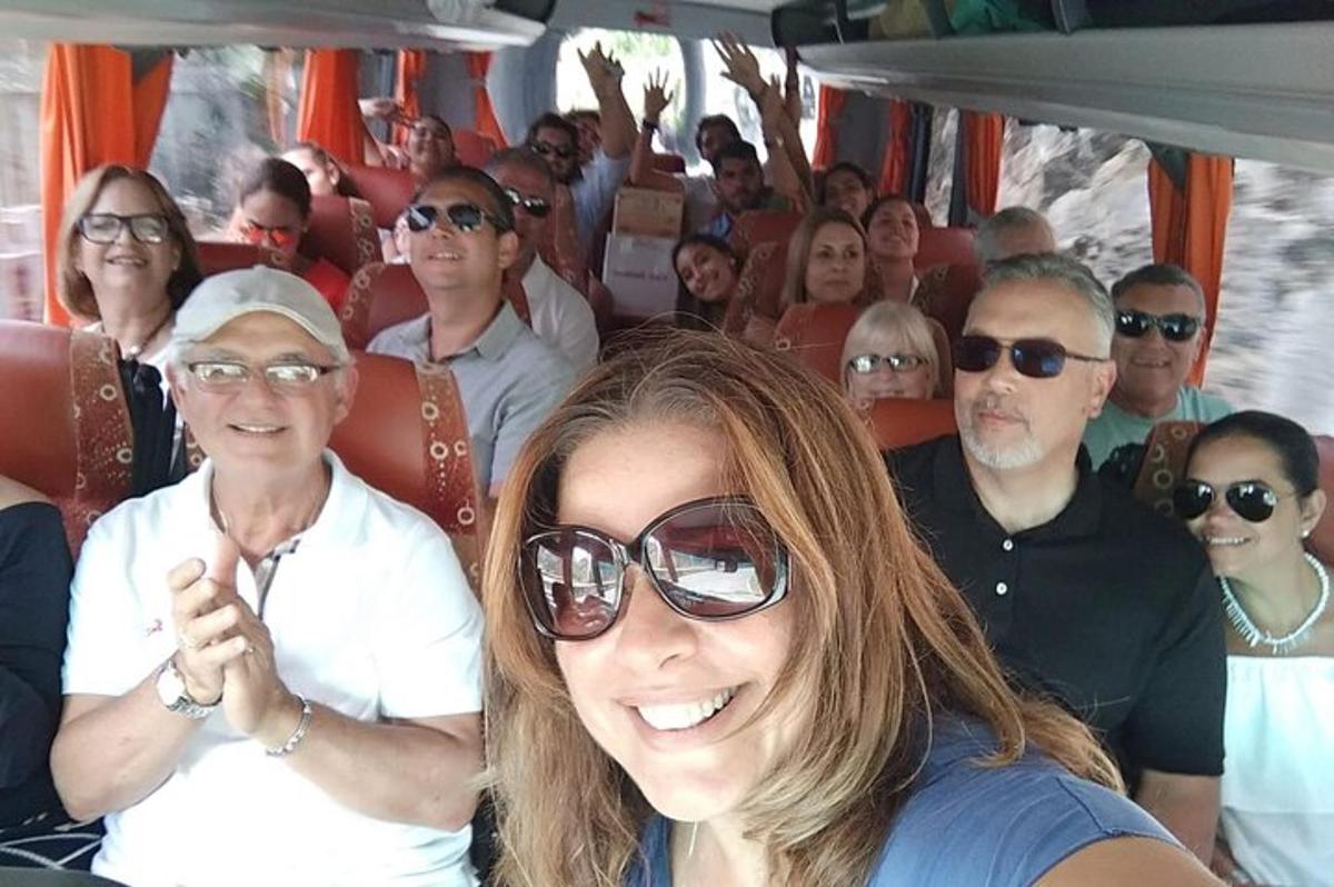 skupina lidí jedoucích v autobuse