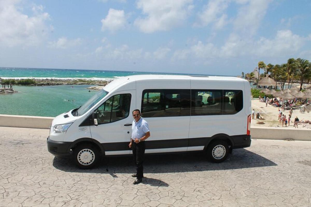 un home dret davant d'una furgoneta blanca al costat de la platja