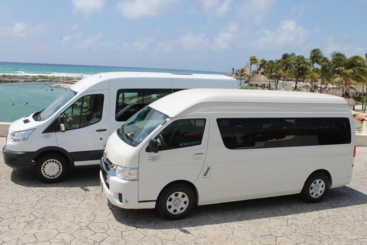 due furgoni bianchi parcheggiati vicino alla spiaggia