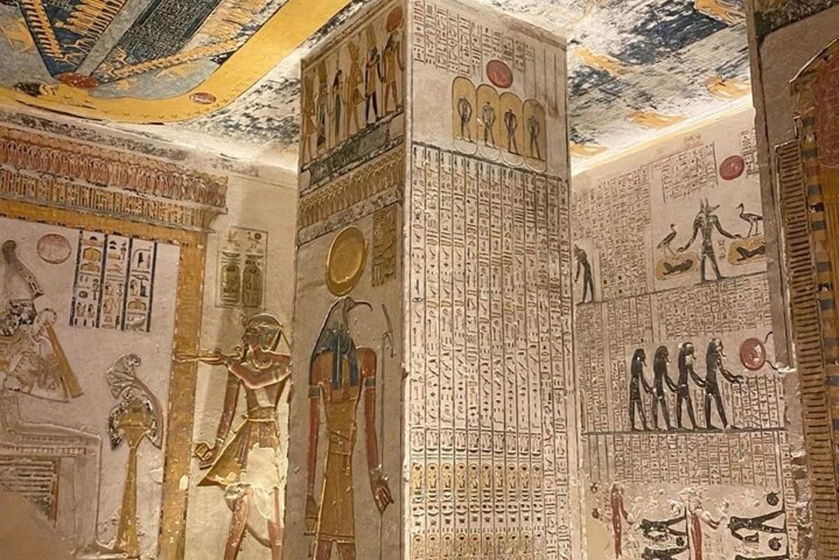 una stanza con geroglifici sul lato di un muro