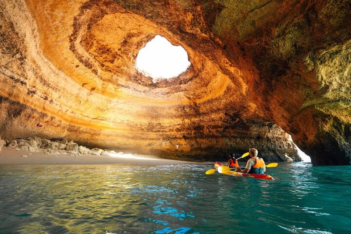 sekumpulan orang dalam kayak di dalam gua