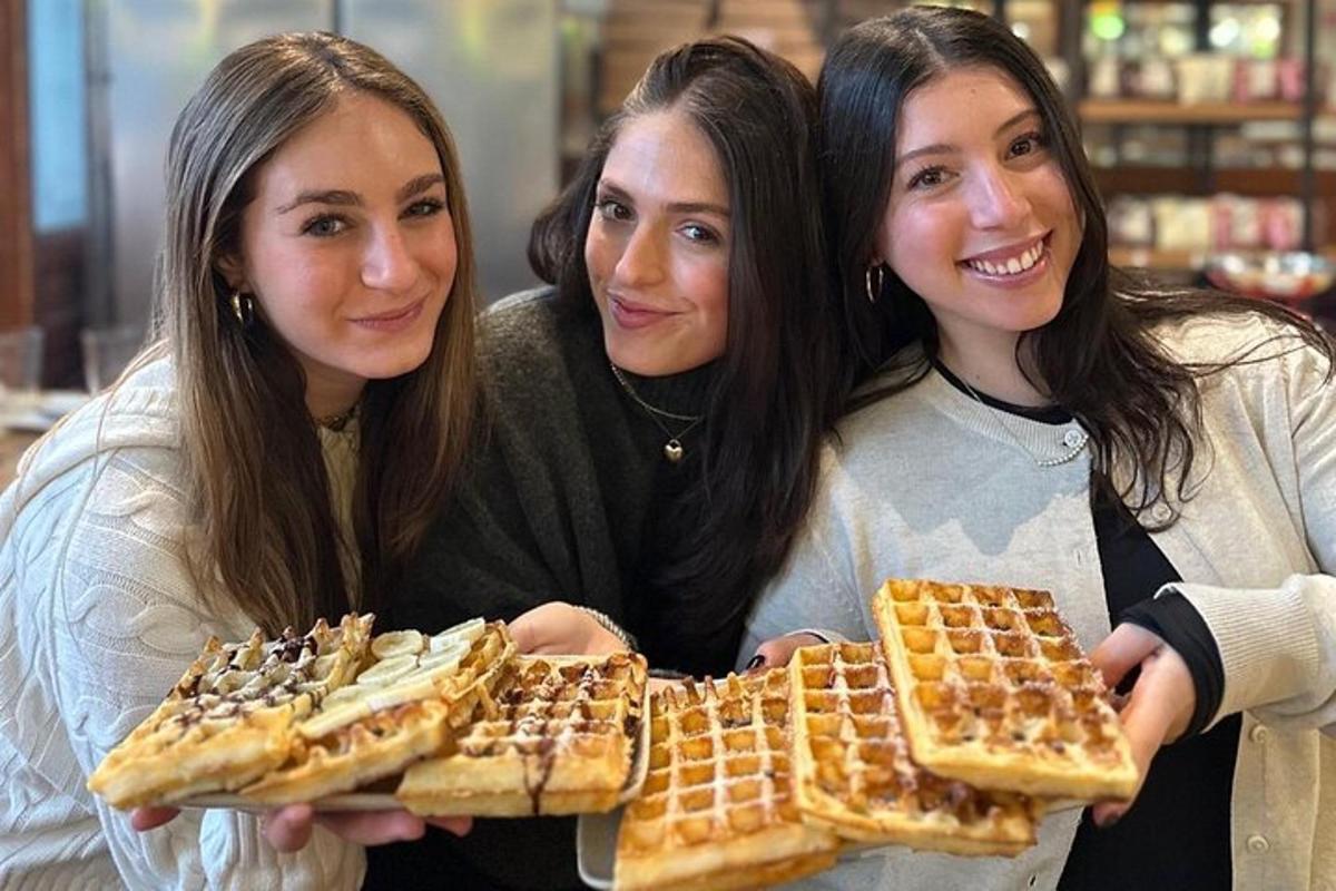tři ženy držící vafle v rukou
