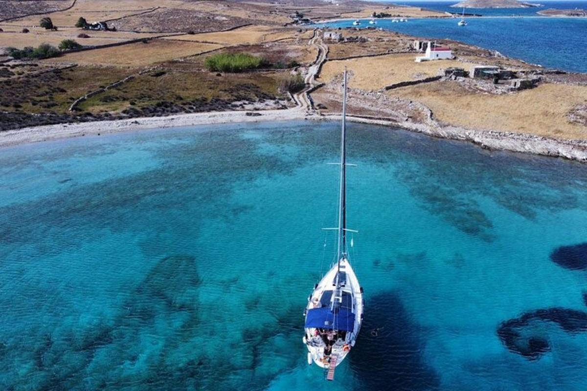un barco flotando en una gran masa de agua