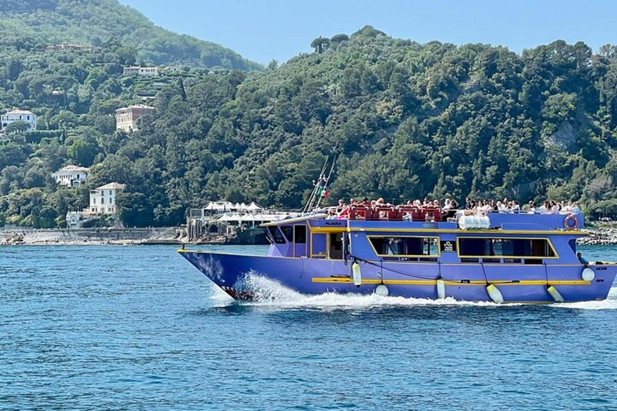 una barca blu e gialla nell'acqua