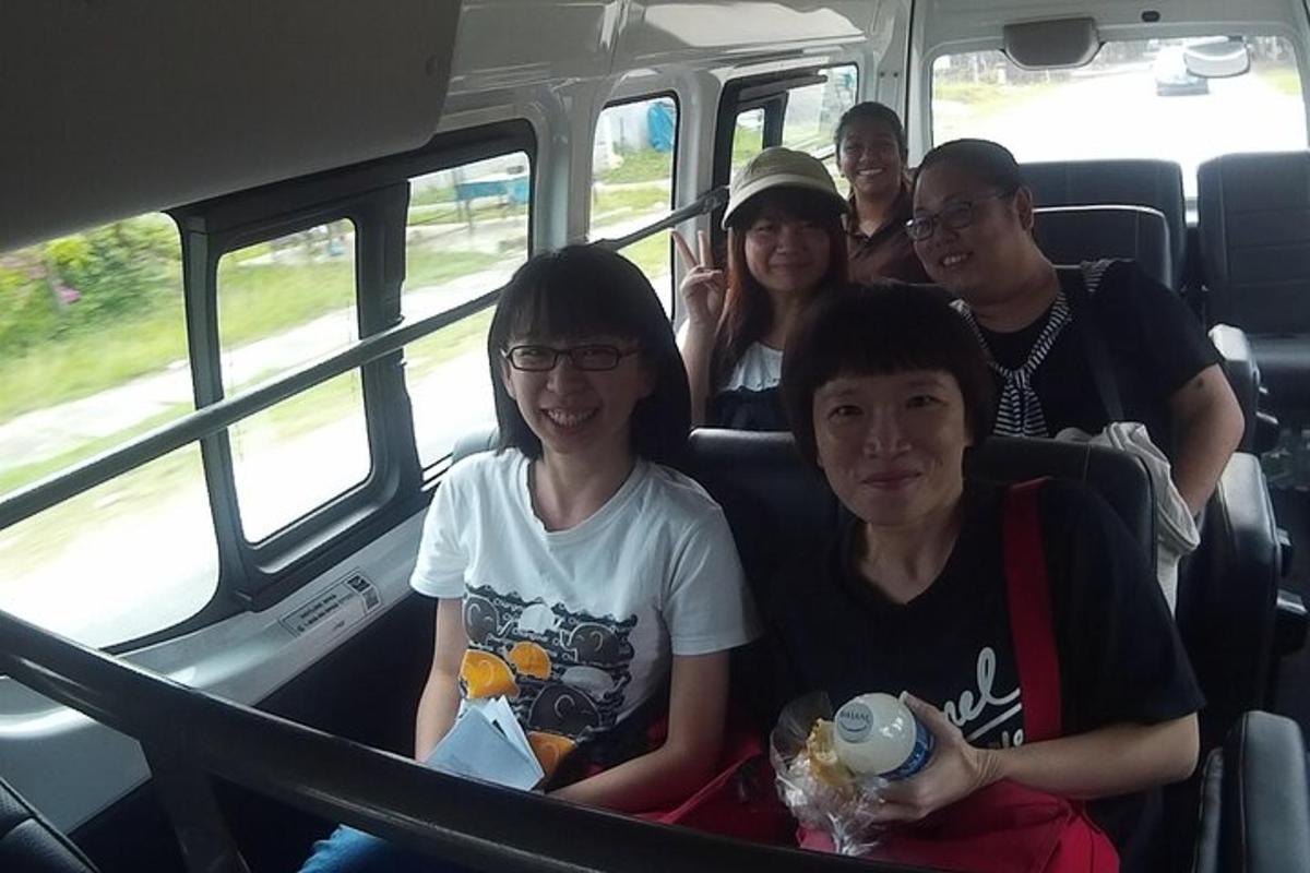 skupina lidí sedících v autobuse