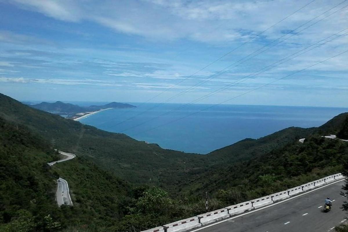 výhled na oceán z horské silnice