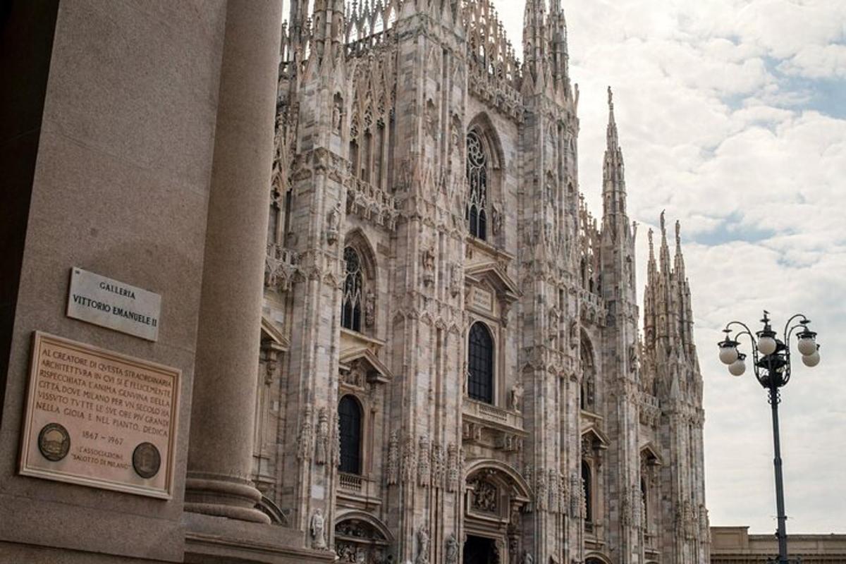 sebuah bangunan katedral yang besar dengan menara yang besar