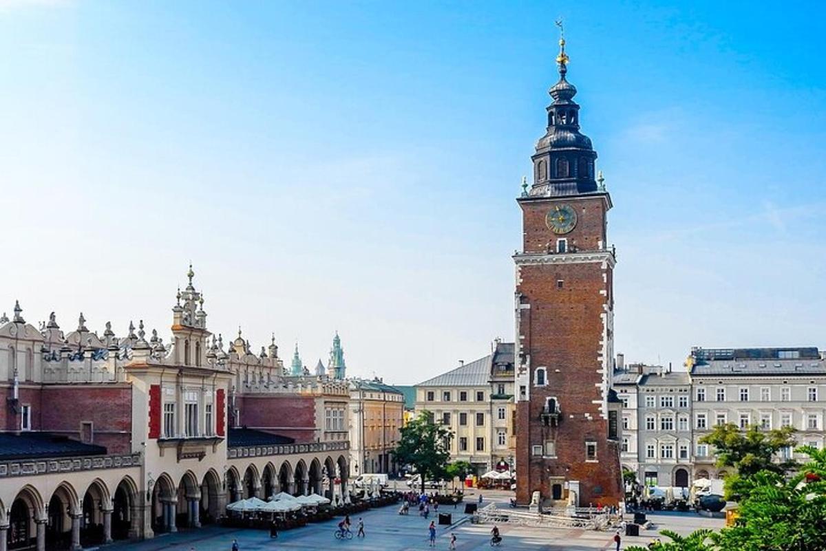 vysoká cihlová hodinová věž s hodinami na ní