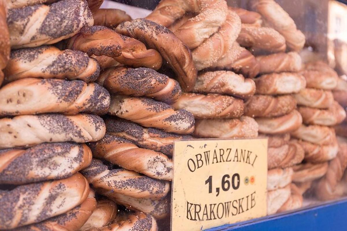 hromada bagelů vystavených v pekárně