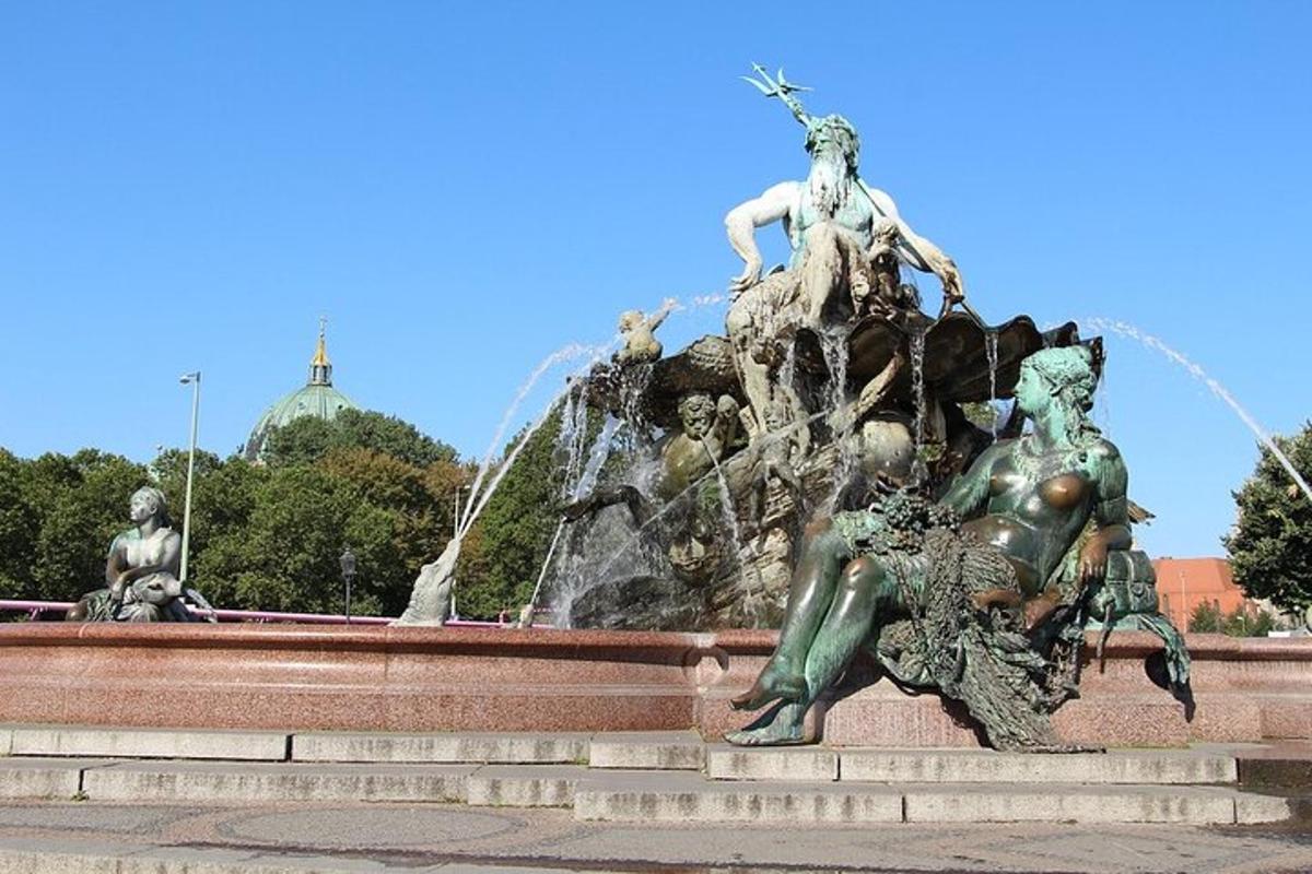 stytta fyrir framan gosbrunn