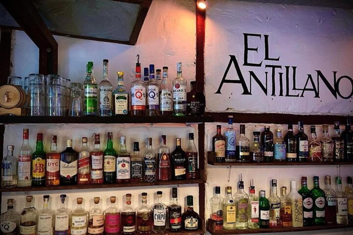 bar s mnoha lahvemi alkoholu